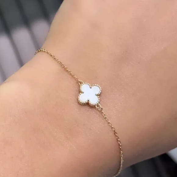 18k Solid Yellow Gold Mini White Flower Bracelet. 1.70 Grams. 7 Inches - Picture 6 of 6